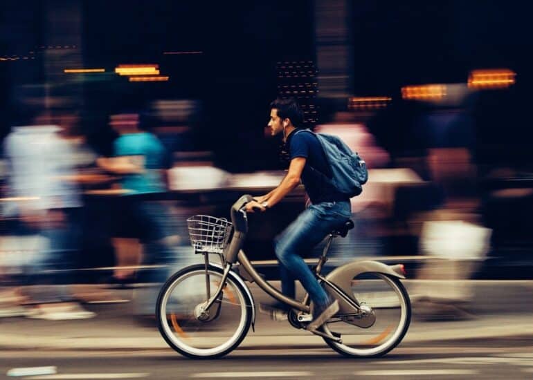 ciclistas en movimiento