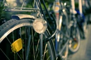 Enfoque Selectivo: Fotografía Urbana de Bicicletas